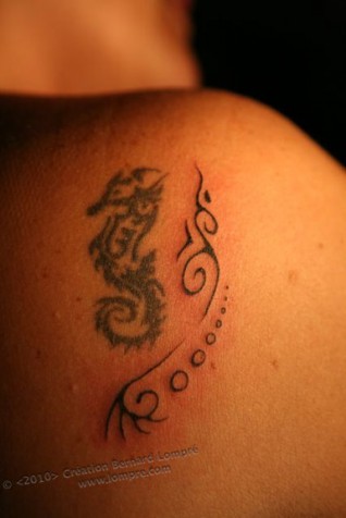 010.Tatouage-Paris-lompre-polynesien-hippocampe-ancien-bulle 